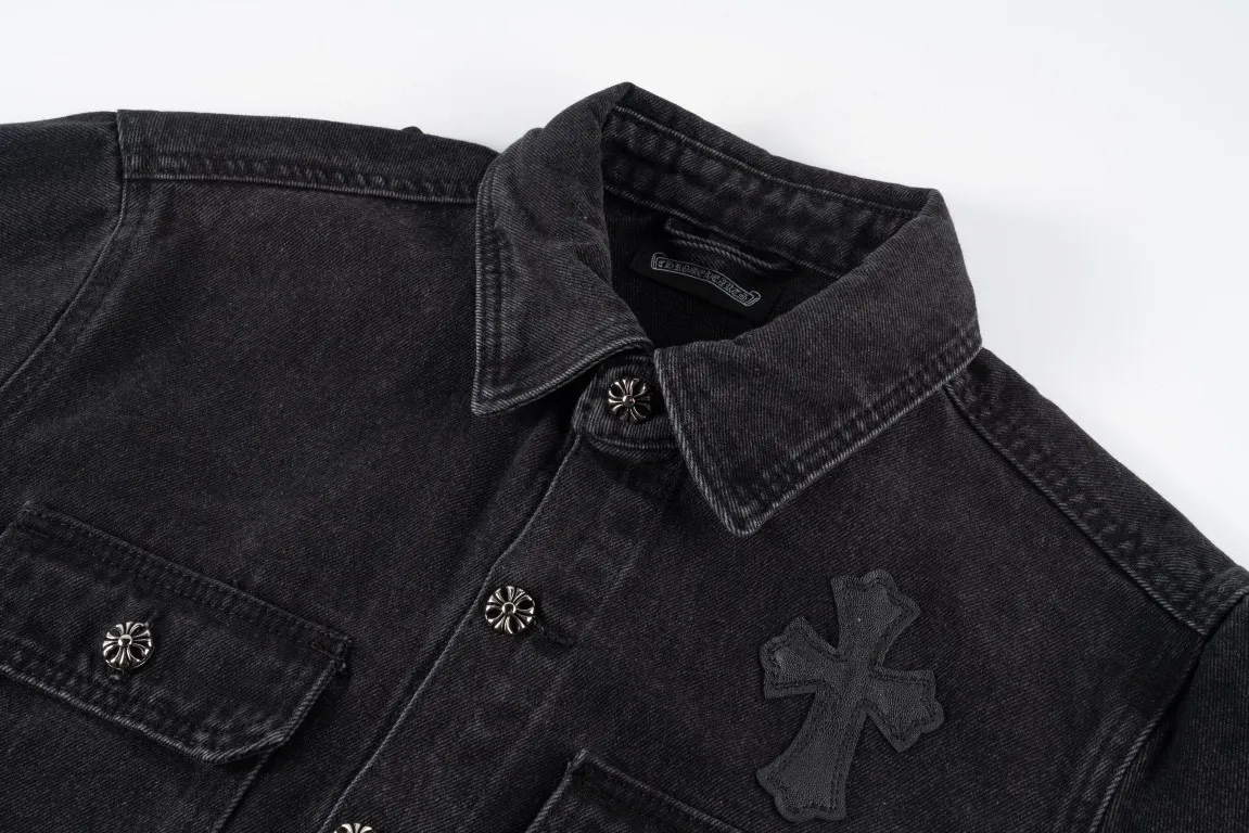 P260 ChromeHearts classic embroidered leather label distressed washed two-color denim jacket 🐂 Hot new release 🐂 High-quality denim fabric The upper body is comfortable and stylish High-quality turning and fine washing The details are clearly identifiable The classic design is iconic 🔥A must-have for daily street use It is very suitable for the current season 👍🏻 The loose fit upper body covers the flesh, simple, comfortable and fun with the trend! 💯 Style number: 1585# Color: black with black label Size: M L